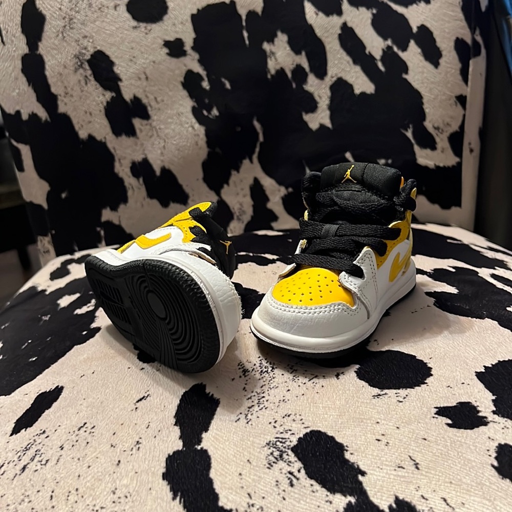 Air Jordan 1 Mid GS “University Gold”